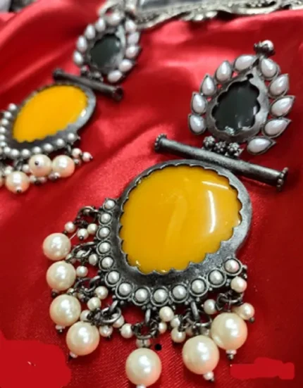 BLACK POLISH MANGO EARRING